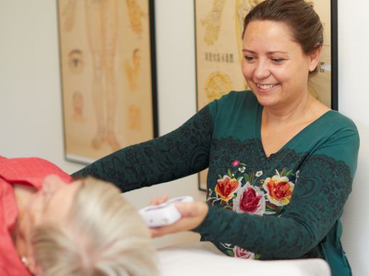 Heilpraktiker og naturmediciner Hanne Jørgensen behandler med fokus på at styrke immunforsvaret, forbedre fordøjelsen og forebygge sygdomme vha anbefalinger for kosttilskud og naturmedicin.